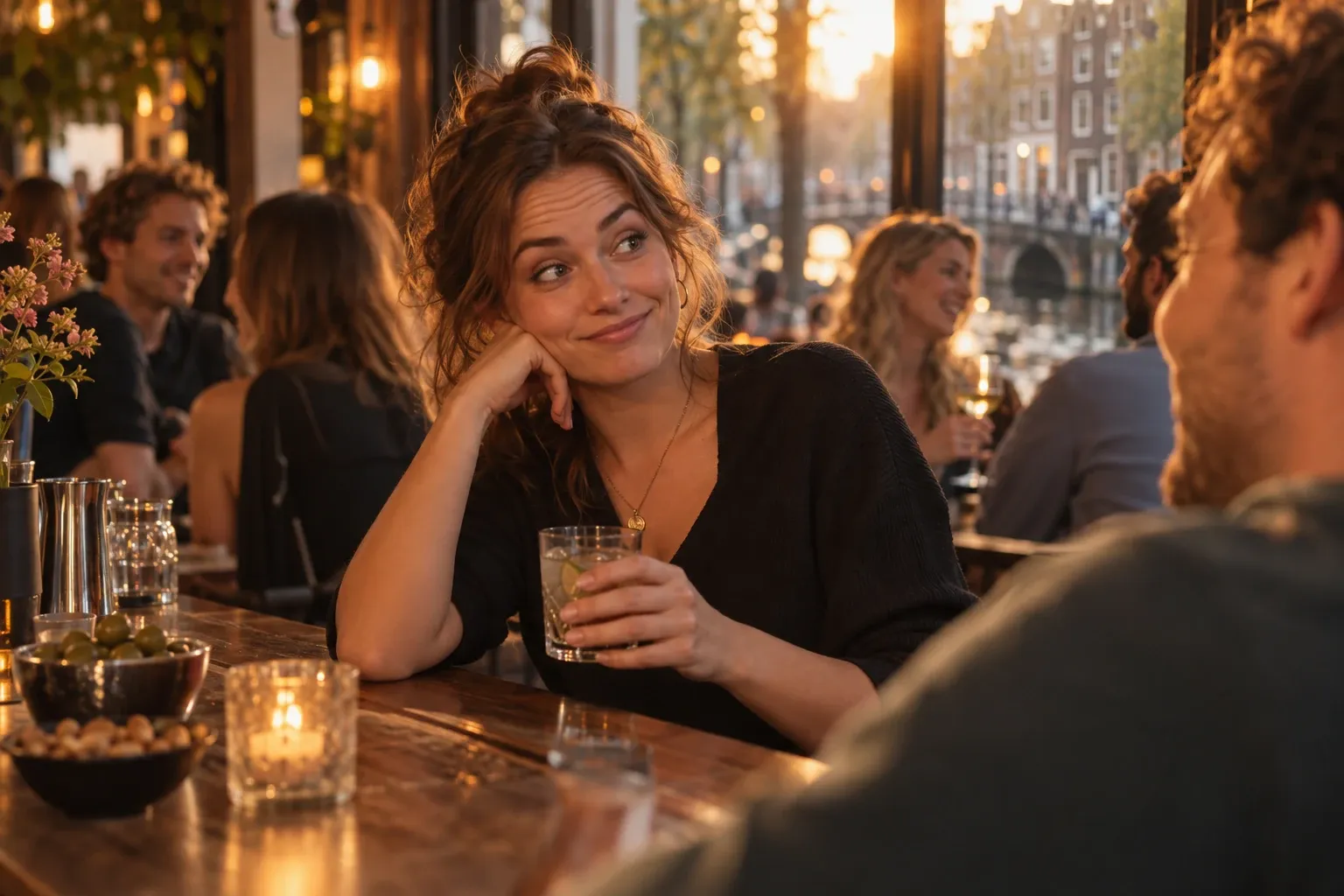 Vrouw aan bar rolt ogen en houdt drankje vast terwijl man praat